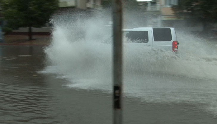 Отсечката Вардим - Нов град е наводнена и има свлечена земна маса на пътя