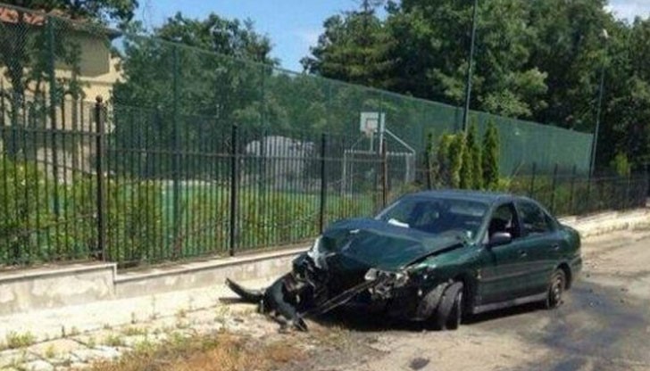 Шофьор от Бургас помля със зеленото си "Мицубиши" оградата на Догановия сарай в Отманли