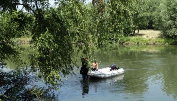 Водолази претърсват предимно дъното на реката, защото вече не се надяват да открият младежа жив