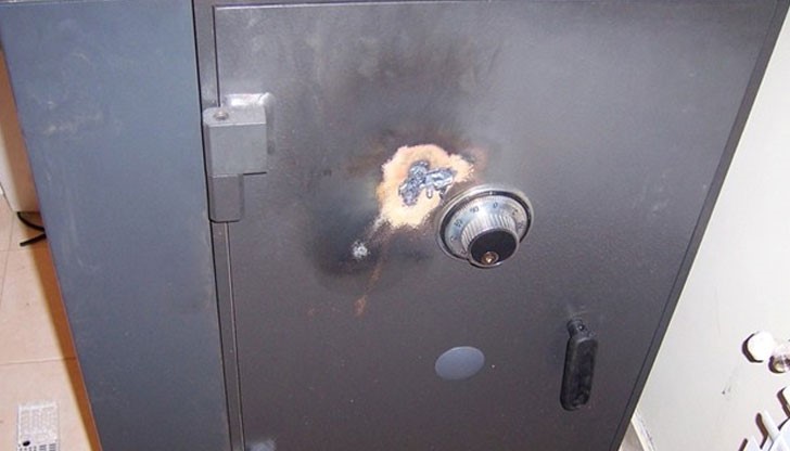 Крадците опитали да отворят метална каса / Снимката е илюстративна