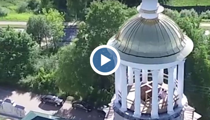 Любопитната случка се разиграла в Тверска област в Русия, върху камбанарията на Борисоглебския манастир