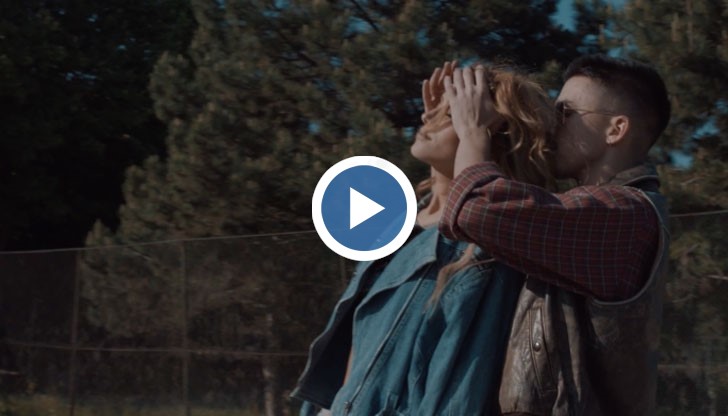 Хитовата песен The Violin Song започва и завършва с фолкорен мотив на композитора Николай Кауфман