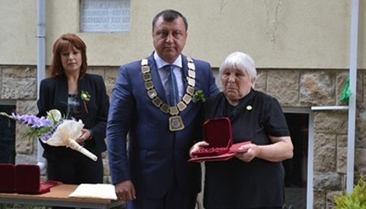 Почетният плакет получи майката на Трифон, Маринка Йорданова