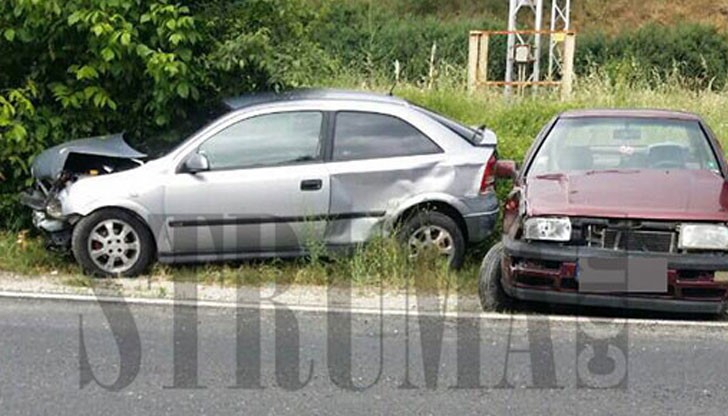 "Фолксваген" и "Опел" се сблъскаха на завой заради мокра настилка
