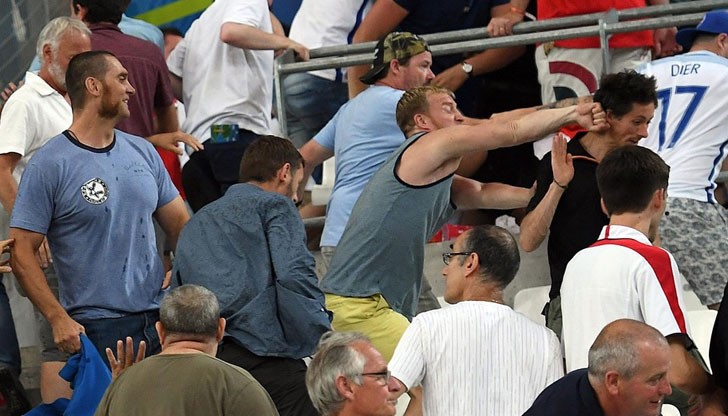 Причина за делото са сблъсъците между футболни фенове на стадиона в Марсилия