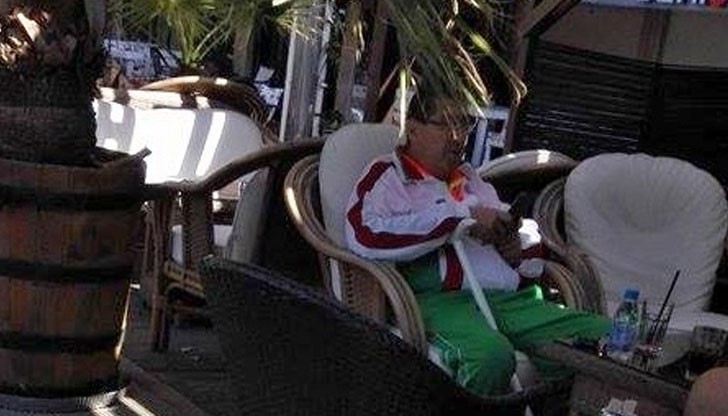 Митьо Пищова разпуска в Слънчев бряг с манекенки, наргиле и кебапчета