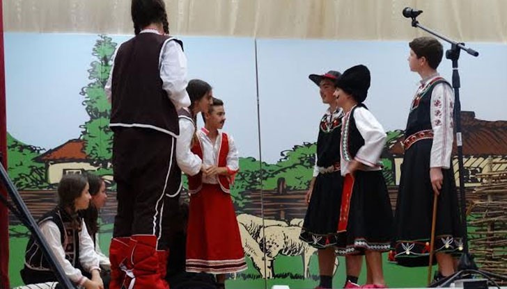 Възпитаниците на учебното заведение официално поканиха родителите си и жителите на населеното място на театрална постановка