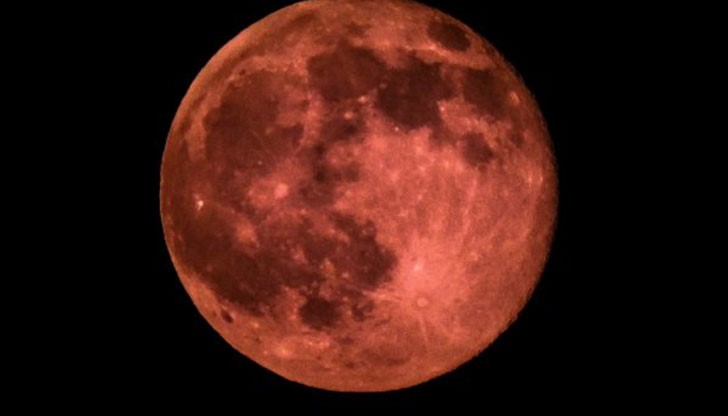 В някои части на света явлението е наричано "розова луна", "луна на дългите нощи", "гореща луна" или "медена луна"