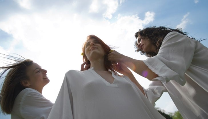 „Те ти, булка, Спасовден!“ е краят на българска еротична народна приказка, в която са замесени много надарени булка и младоженец