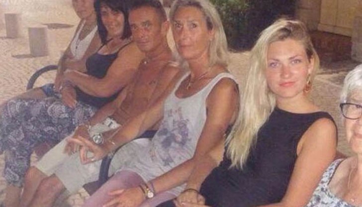 Това на пръв поглед е една обикновена снимка – група приятели са се снимали на пейка. Това на пръв поглед е една обикновена снимка – група приятели са се снимали на пейка.