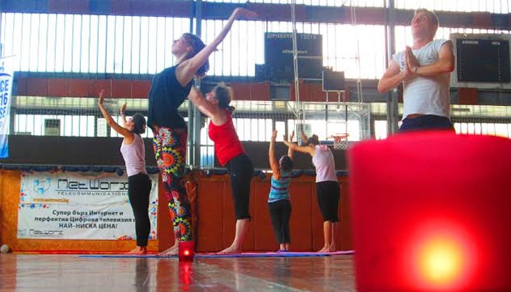 В зала „Дунав“ Сдружение „Движение за хармонично развитие“ отбеляза Международния ден на йогата