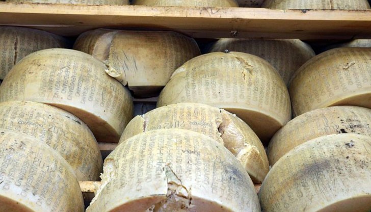 Австралиец пусна обява в, в която иска да замени 35-килограмова пита италианско сирене за лек автомобил
