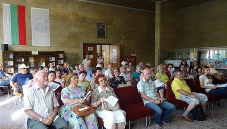 Публиката беше изпълнила до краен предел фоайето на Русенската библиотека