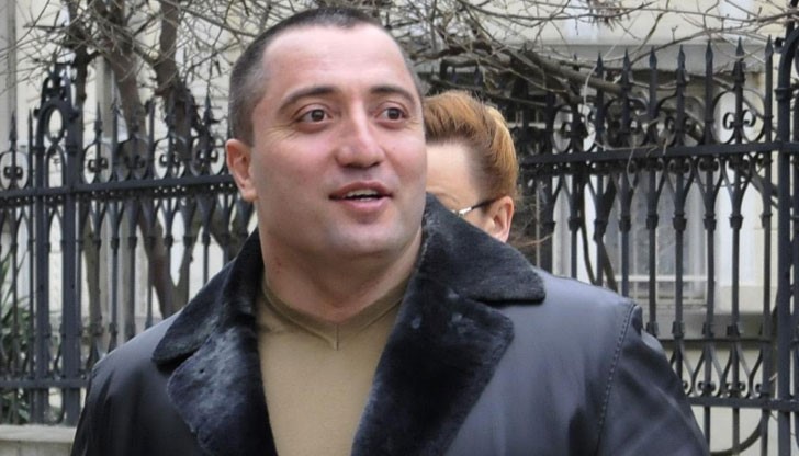 Очите e бил с бронежилетка по време на стрелбата срещу него пред дискотека в Слънчев бряг Очите e бил с бронежилетка по време на стрелбата срещу него пред дискотека в Слънчев бряг