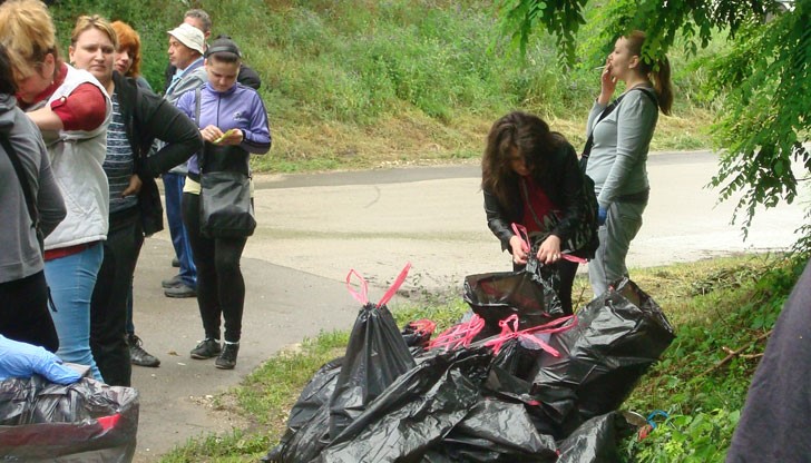 Служители от Община Русе се включиха в кампанията „Да изчистим България заедно” като почистиха тревните площи