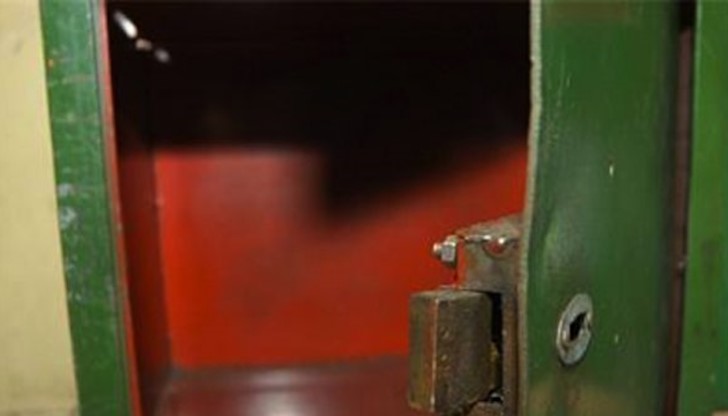 Крадците са заварили отключена метална каса с ключ в ключалката