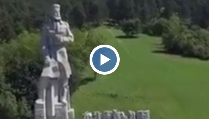 Спокойно може да бъде перифразирана старата българска поговорка от „Царят дава, пъдарят не дава”