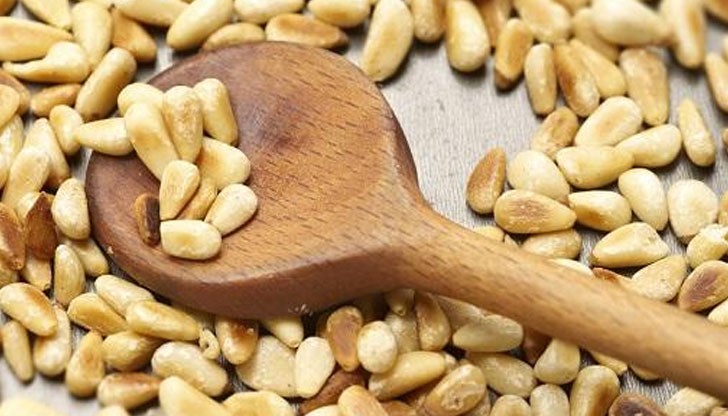 Колкото и да са ценни за здравето кедровите ядки, за българина те излизат златни Колкото и да са ценни за здравето кедровите ядки, за българина те излизат златни