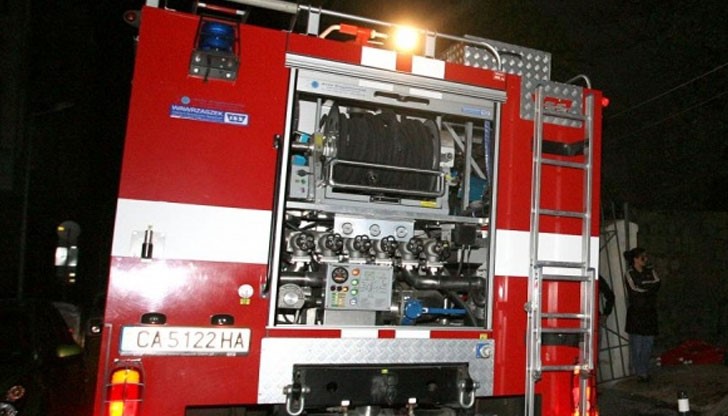 Пожарникарите уловили кошер с пчели до ЦДГ „Здравец” Пожарникарите уловили кошер с пчели до ЦДГ „Здравец”