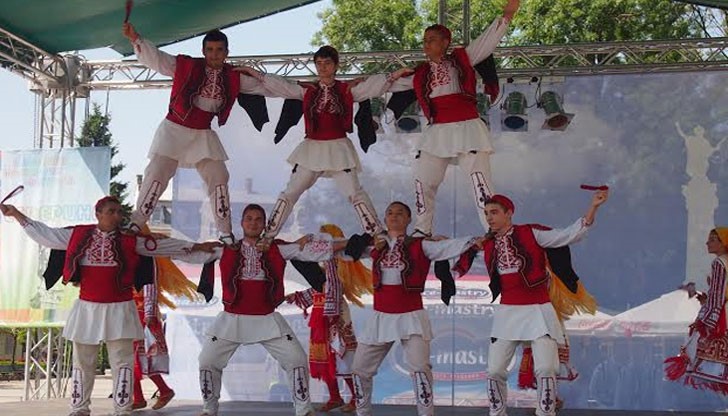 Във фестивала участие взеха девет състава, от които два румънски, един арменски и един танцов състав за турски фолклор