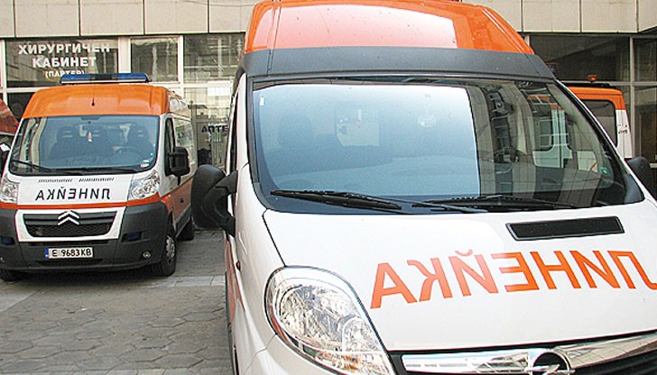 Димитър се е забил в стъклена врата, която от сблъсъка се счупила и стъклата паднали върху него