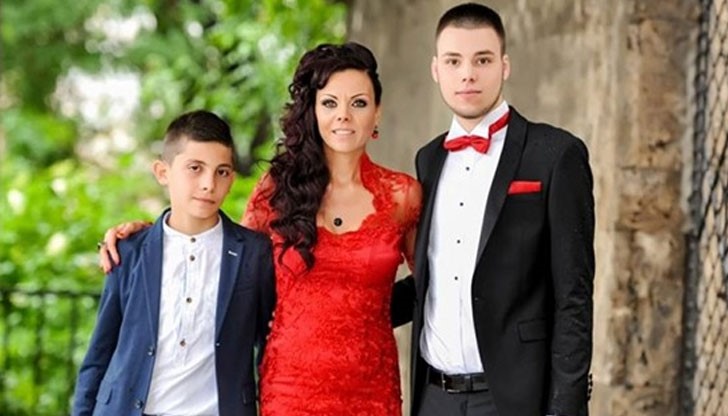 Анелия е била подгласничка на Ивайла Бакалова, конкурсът бил организиран от "Мултигруп"