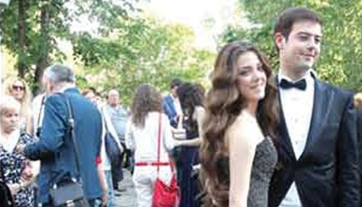 От Американския колеж съобщават, че в тяхната история имат за първи път ученик, който се явява на три матури и има три пълни шестици От Американския колеж съобщават, че в тяхната история имат за първи път ученик, който се явява на три матури и има три пълни шестици