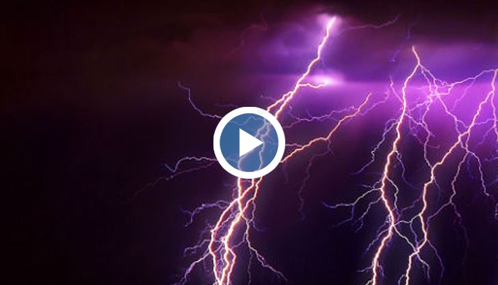 Светкавици раздираха небето през няколко секунди