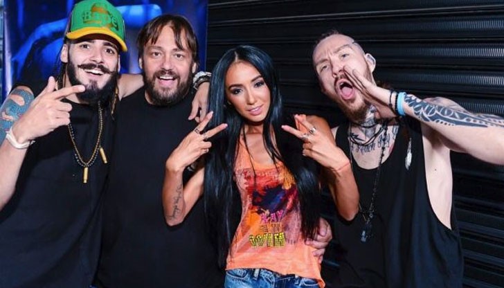 Той шокира гостите на приятелката си Ани Хоанг, които уважиха официлната примиера на новото й видео Той шокира гостите на приятелката си Ани Хоанг, които уважиха официлната примиера на новото й видео