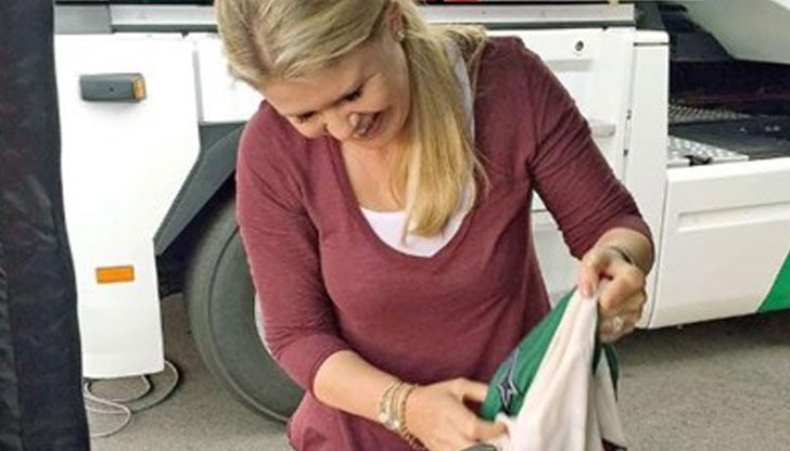 С усмивка на лицето съпругата на легендата във Формула 1 Михаел Шумахер - Корина, переше състезателния комбинезон на сина им