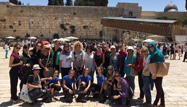 Там, на подпорната стена от Втория храм в Йерусалим - най-свещеното място в юдаизма, грациите оставиха своите молби към Господ Там, на подпорната стена от Втория храм в Йерусалим - най-свещеното място в юдаизма, грациите оставиха своите молби към Господ