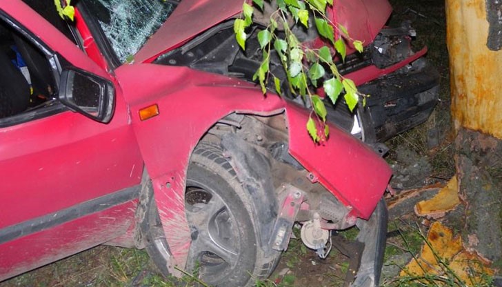 Возещата се на предната седалка Ш.Ю. е със счупена капачка на ляв крак