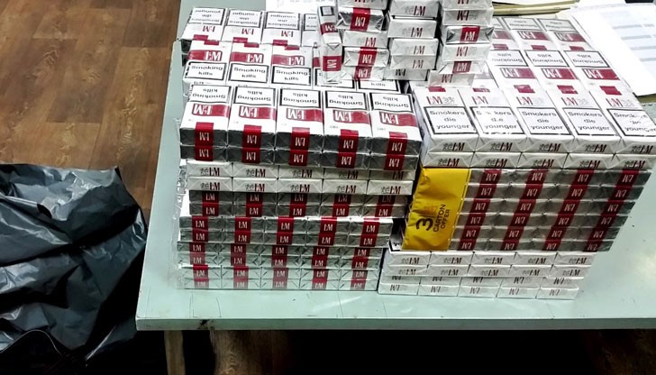 Трафикантът на нелегални акцизни стоки криел цигарите в пътнически сак под седалката си Трафикантът на нелегални акцизни стоки криел цигарите в пътнически сак под седалката си