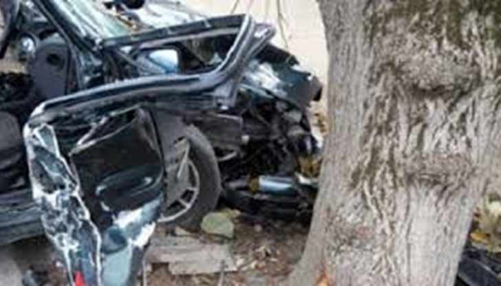 47-годишен мъж заби колата си в дърво / Снимката е илюстративна