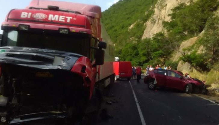 Цялото Кресненско дефиле е напълно блокирано