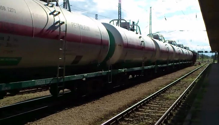 Пожарникарите овладяха изтичането на киселина от цистерна на товарен влак, за да продължи по направлението си / Снимката е илюстравна