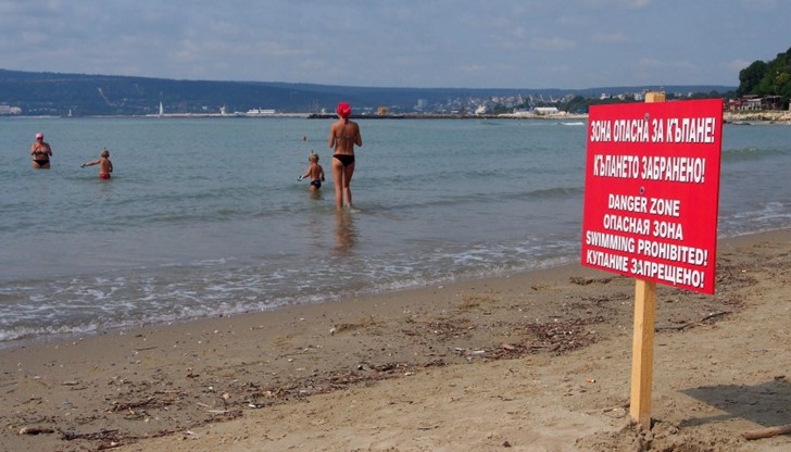 Къпането в морето на Офицерския плаж във Варна е забранено