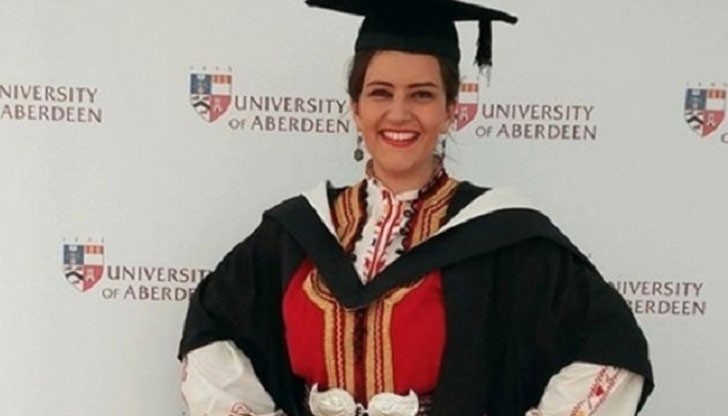 Гергана Иванова се дипломира в Университета в Абърдийн, Шотландия, облечена в българска носия