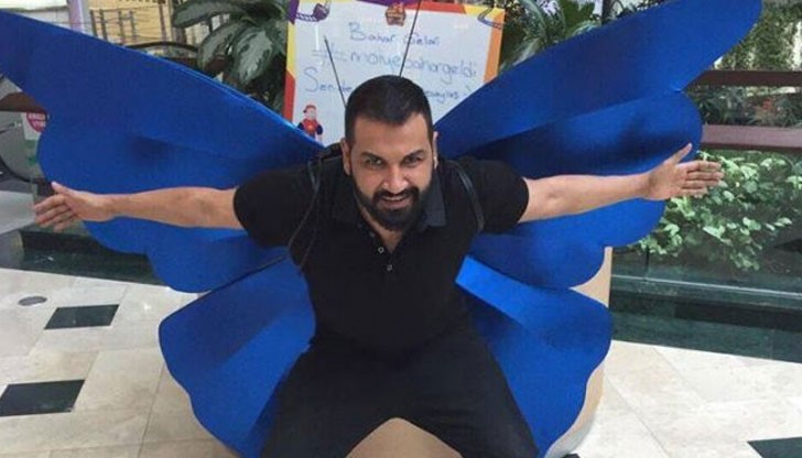 Азис изненада фенове с цветни крила на пеперуда