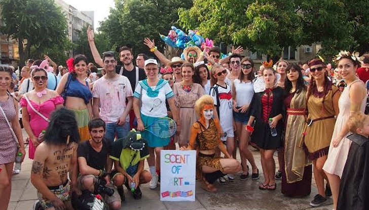 В края на проекта доброволците организираха младежки флашмоб