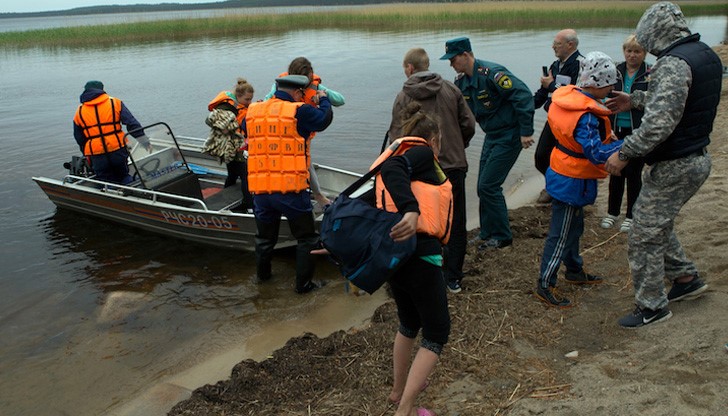 13 деца в неравностойно положение и един възрастен са загинали след обръщане на лодка в буря в руска република