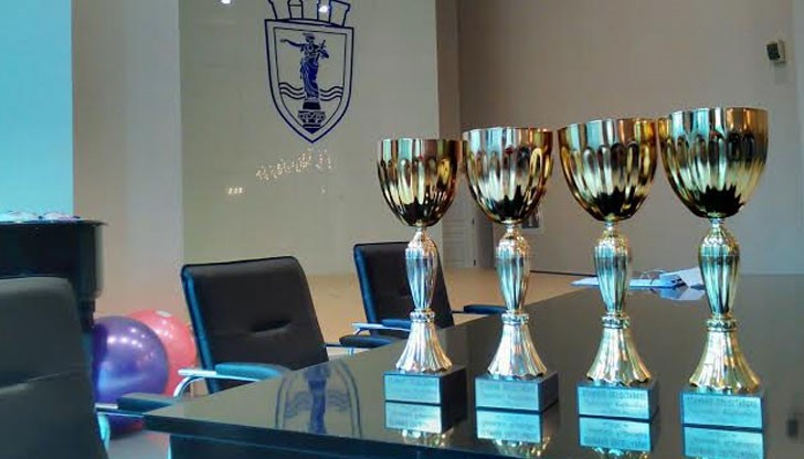 62 деца получиха забавни предметни награди в категорията „Най-добър карнавален костюм“