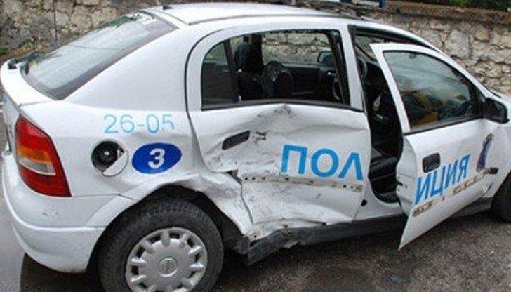 Автобус блъсна полицейска кола на кръговото в "Сточна гара" / Снимката е илюстративна Автобус блъсна полицейска кола на кръговото в "Сточна гара" / Снимката е илюстративна