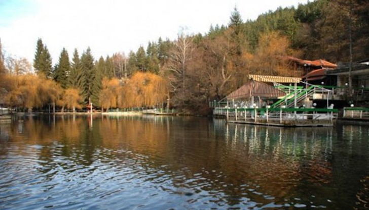 Хората идват на мястото с пълни багажници или товарни бусове с празни бутилки Хората идват на мястото с пълни багажници или товарни бусове с празни бутилки