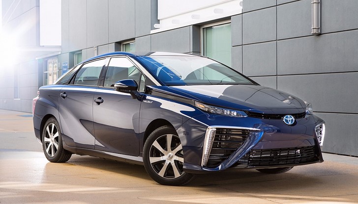 Toyota качи на конвейра първият на планетата автомобил с водороден двигател