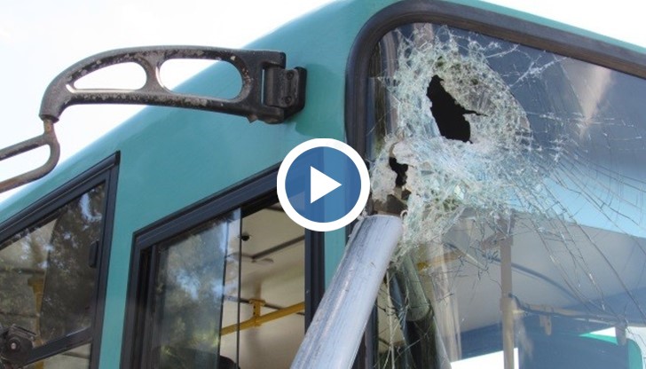 При инцидента в Русе е счупено и предното стъкло на автобуса