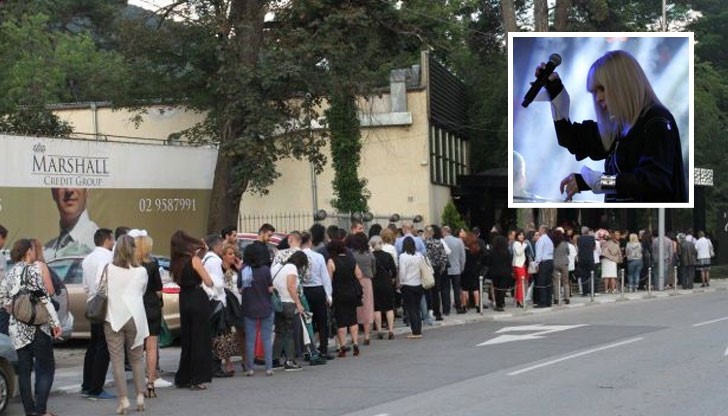 Опашка, дълга почти километър се изви пред ресторант "Лебед" на езерото в Панчарево