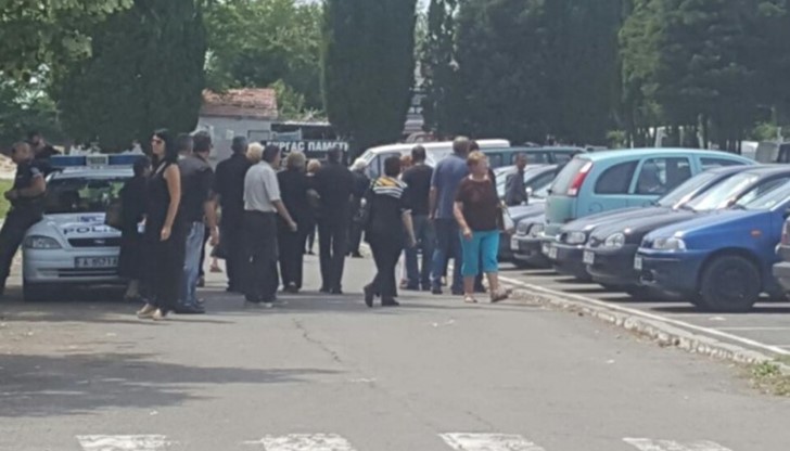 . Погребението се охранява и от униформени, полицейско присъствие има и по алеите на парка