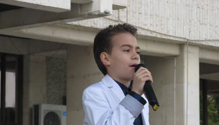 Той взе първото място във втора възрастова група от 1 до 4 клас Той взе първото място във втора възрастова група от 1 до 4 клас