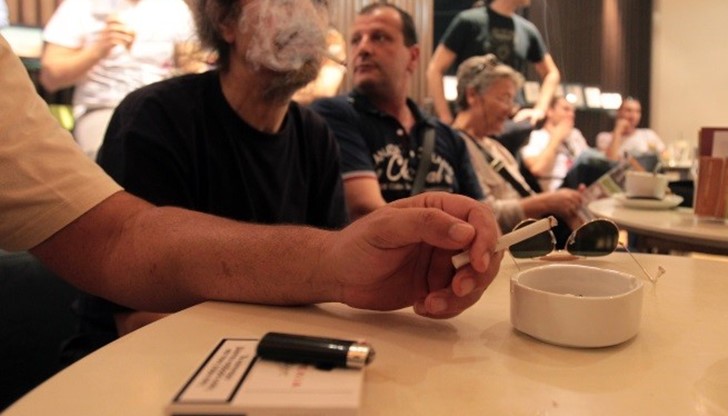 Москов вдига глобите срещу пушенето на закрито